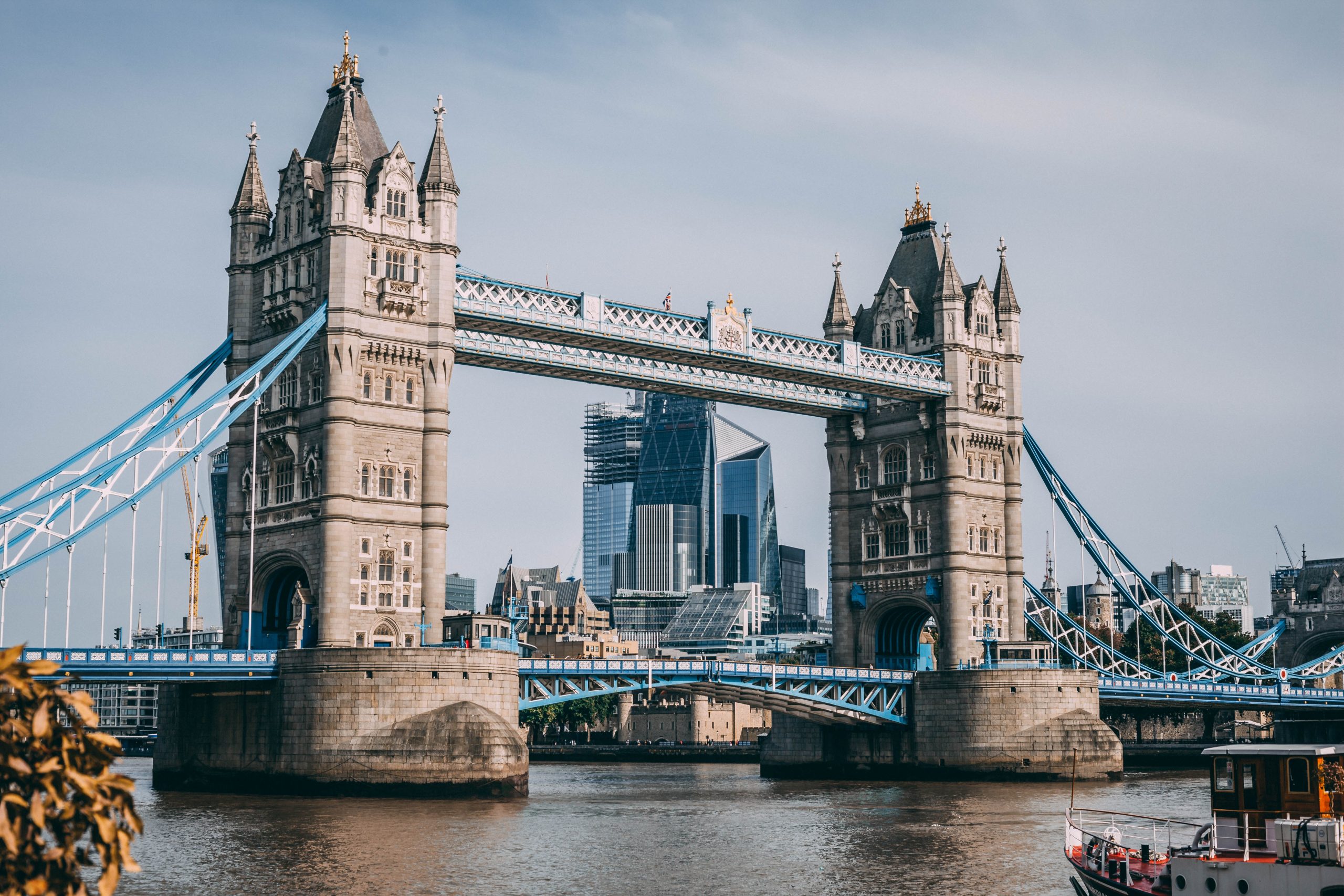 Early in the morning, to have the best light and less people. It was the last day of my trip in London which was wonderful and so sunny, nothing better to end it than seeing one of the best symbol of London!